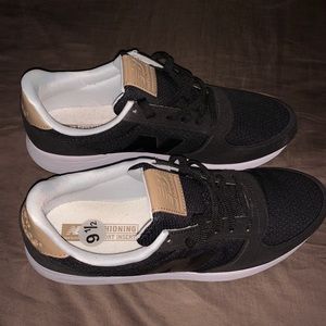 Men’s New Balance size 9.5. Cushioning inserts